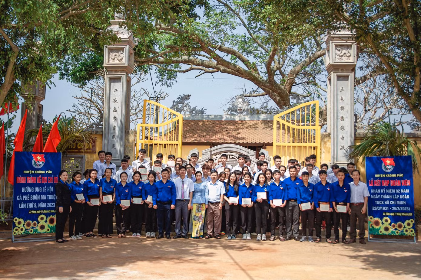 Trước đó, Đoàn thanh niên huyện Krông Pắc tổ chức kết nạp đoàn cho nhiều bạn đoàn viên mới năm 2023 tại miếu thờ CADA.