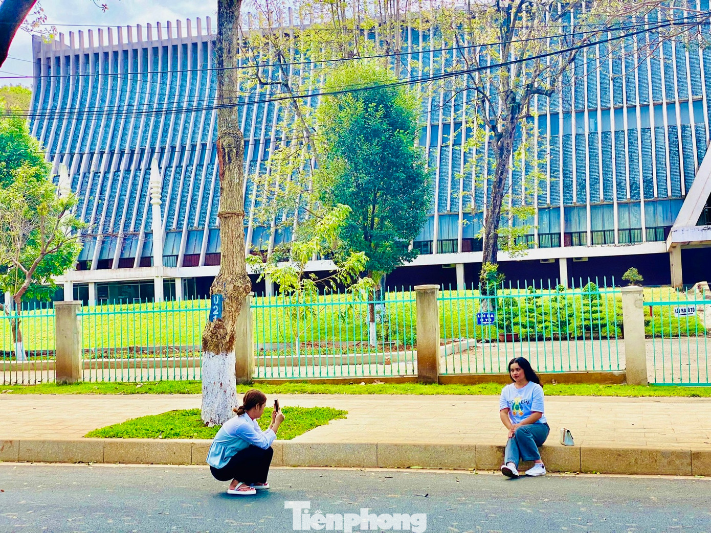 "Chúng tôi dự định đi Lào Cai nhưng khi đọc thông tin trên báo, được biết Lễ hội cà phê Buôn Ma Thuột năm 2023 diễn ra vào tháng 3 nên quyết định lên đây chơi. Đây là dịp để chúng tôi tìm hiểu cách pha chế, thưởng thức các loại cà phê ngon mà không mất phí", chị Nguyễn Hoài Ngân (Hà Nội) cho hay. "Chúng tôi dự định đi Lào Cai nhưng khi đọc thông tin trên báo, được biết Lễ hội cà phê Buôn Ma Thuột năm 2023 diễn ra vào tháng 3 nên quyết định lên đây chơi. Đây là dịp để chúng tôi tìm hiểu cách pha chế, thưởng thức các loại cà phê ngon mà không mất phí", chị Nguyễn Hoài Ngân (Hà Nội) cho hay.