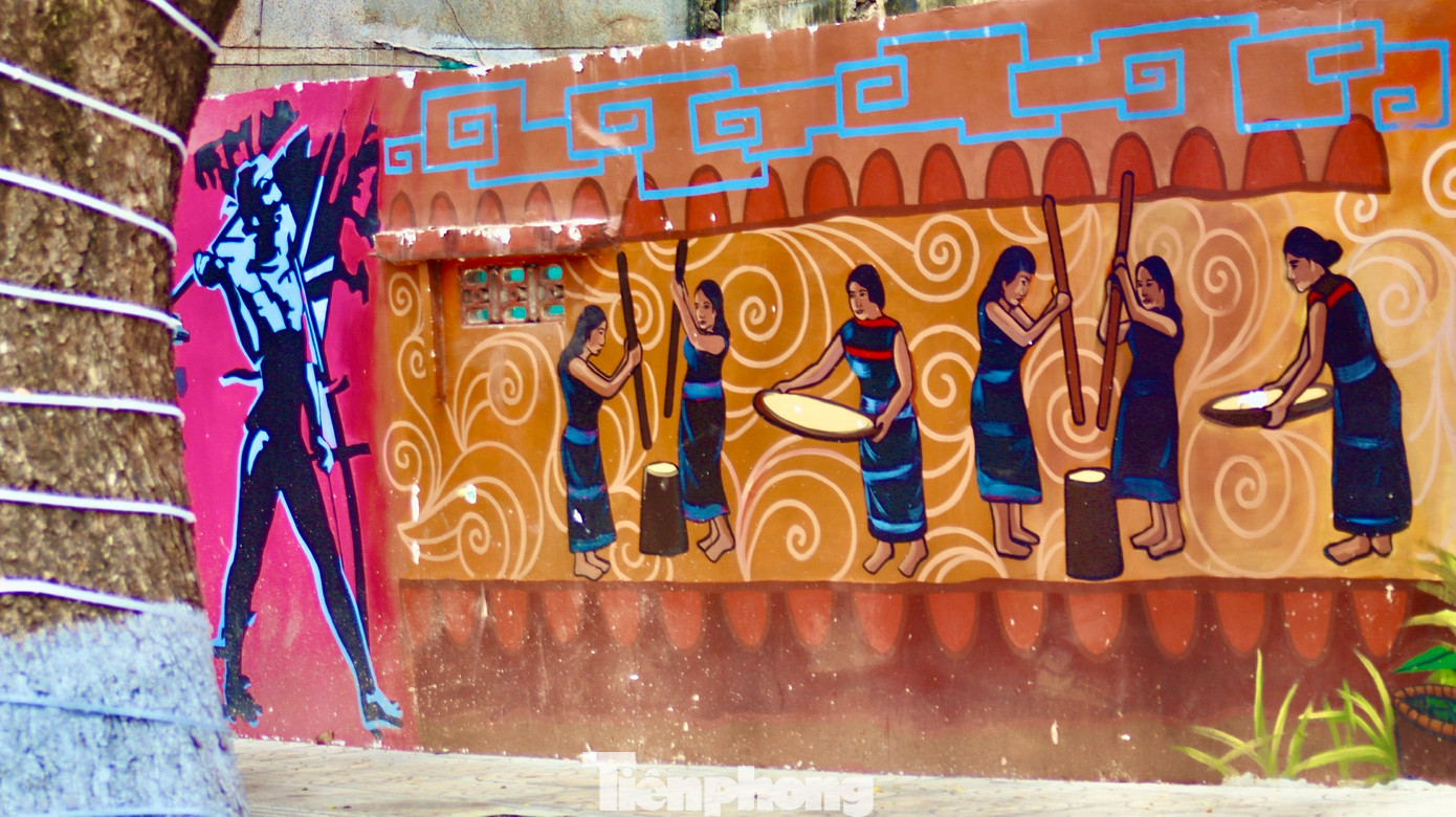 Người phụ nữ Ê đê giã gạo được các họa sĩ khắc hoạ rất đẹp. Người phụ nữ Ê đê giã gạo được các họa sĩ khắc hoạ rất đẹp.