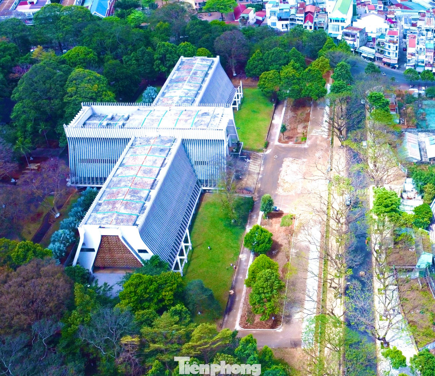 Năm 2022, đường Phan Đình Giót cạnh Bảo tàng Đắk Lắk được khoác "tấm áo mới" với điểm nhấn là công trình bích họa đường phố dài hơn 200 m. Năm 2022, đường Phan Đình Giót cạnh Bảo tàng Đắk Lắk được khoác "tấm áo mới" với điểm nhấn là công trình bích họa đường phố dài hơn 200 m.