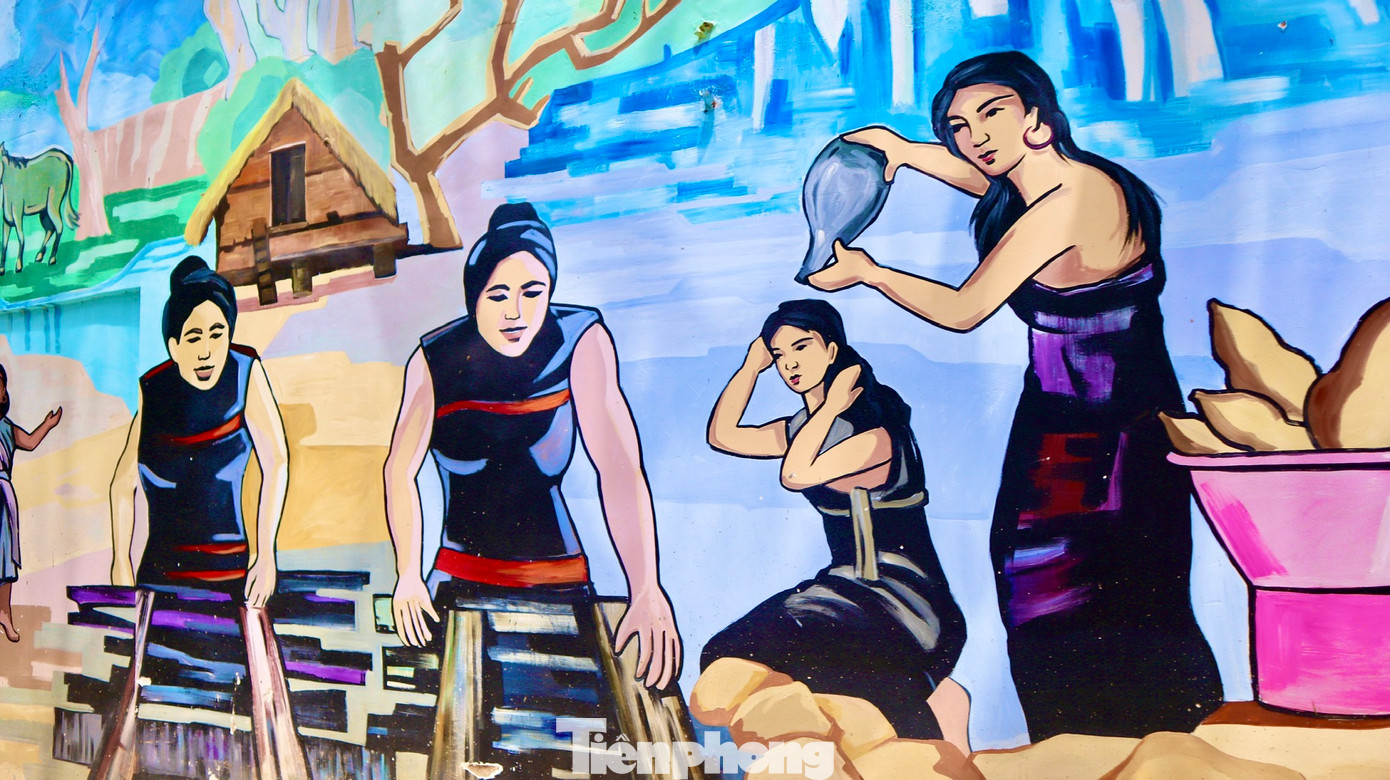 Người phụ nữ Ê đê dệt thổ cẩm, gội đầu cho nhau tại bến nước. Người phụ nữ Ê đê dệt thổ cẩm, gội đầu cho nhau tại bến nước.