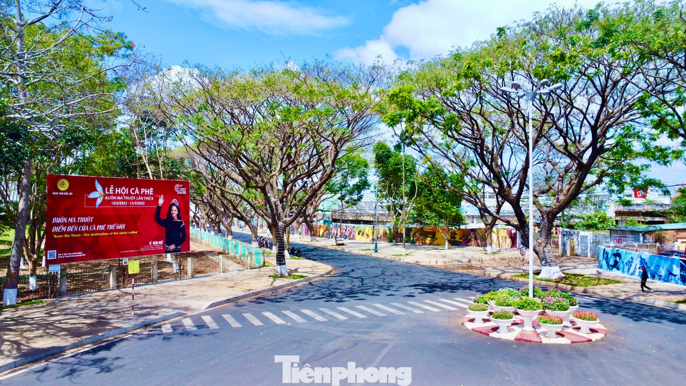 Đường Phan Đình Giót (phường Tân Tiến, TP. Buôn Ma Thuột) từng là nơi tập trung chợ buôn bán đồ sắt, cây phong lan… Sau khi giải tỏa, Phan Đình Giót "lột xác" với những bức bích họa đầy ấn tượng nằm kề bên hàng cây cổ thụ phủ bóng tuyệt đẹp, thu hút người dân, khách du lịch tới tham quan, chụp ảnh . Đường Phan Đình Giót (phường Tân Tiến, TP. Buôn Ma Thuột) từng là nơi tập trung chợ buôn bán đồ sắt, cây phong lan… Sau khi giải tỏa, Phan Đình Giót "lột xác" với những bức bích họa đầy ấn tượng nằm kề bên hàng cây cổ thụ phủ bóng tuyệt đẹp, thu hút người dân, khách du lịch tới tham quan, chụp ảnh .