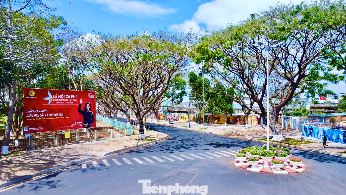 Đường Phan Đình Giót (phường Tân Tiến, TP. Buôn Ma Thuột) từng là nơi tập trung chợ buôn bán đồ sắt, cây phong lan… Sau khi giải tỏa, Phan Đình Giót "lột xác" với những bức bích họa đầy ấn tượng nằm kề bên hàng cây cổ thụ phủ bóng tuyệt đẹp, thu hút người dân, khách du lịch tới tham quan, chụp ảnh .