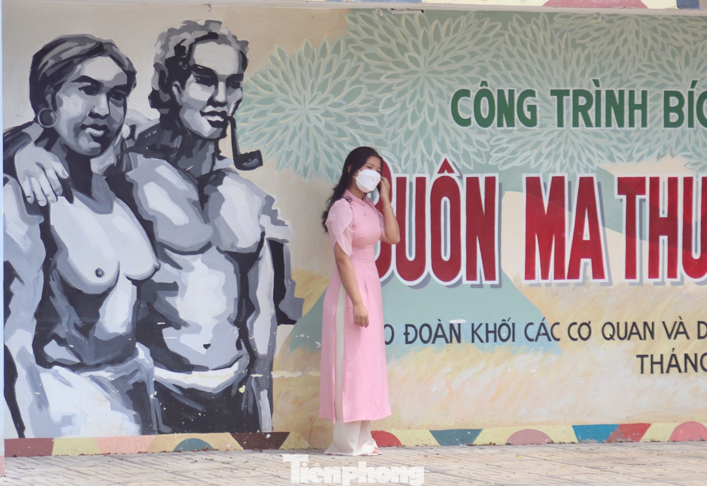 Người đi đường thường xuyên bắt gặp khách du lịch diện áo dài chụp hình tại đường Phan Đình Giót. Người đi đường thường xuyên bắt gặp khách du lịch diện áo dài chụp hình tại đường Phan Đình Giót.