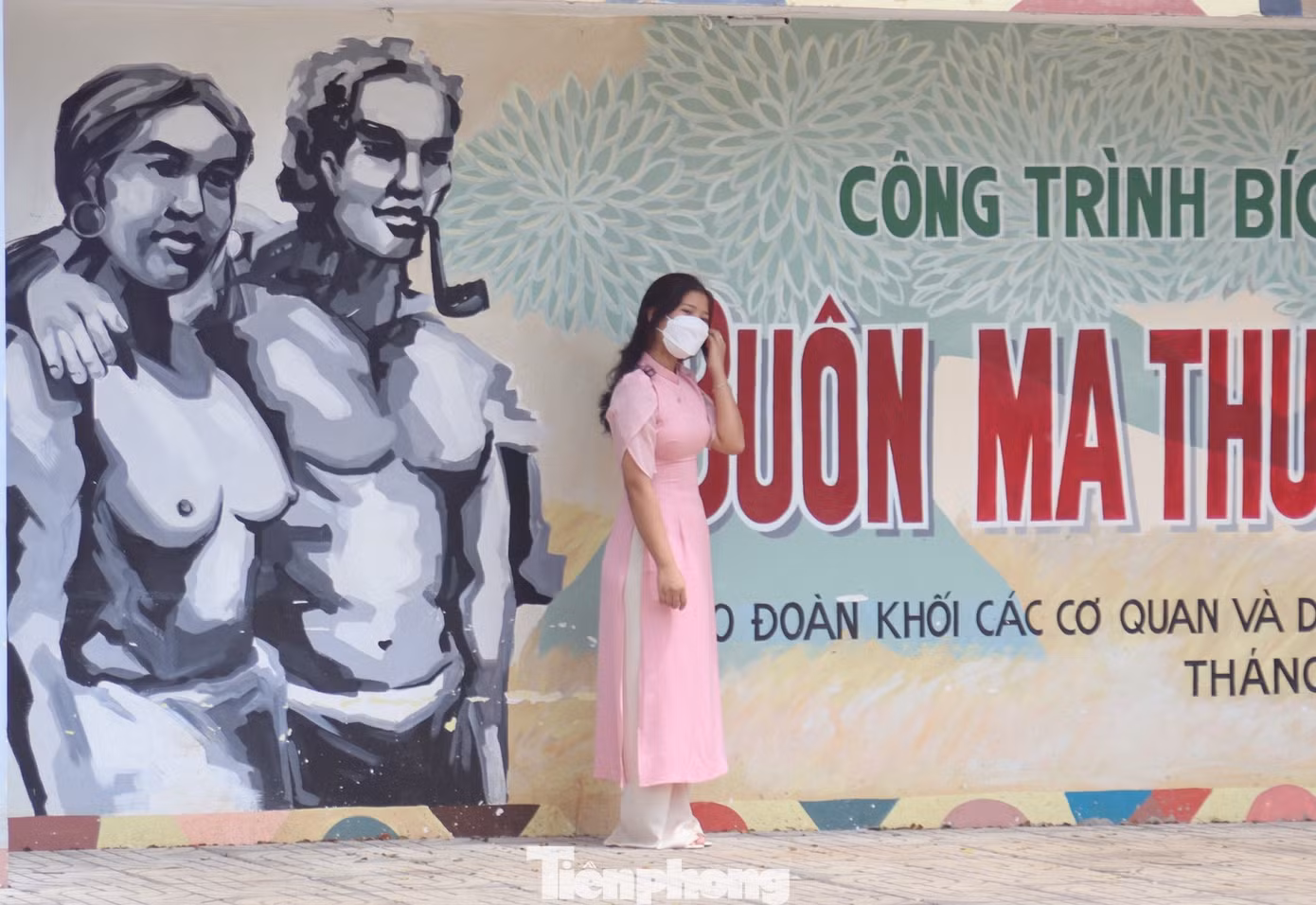 Người đi đường thường xuyên bắt gặp khách du lịch diện áo dài chụp hình tại đường Phan Đình Giót.
