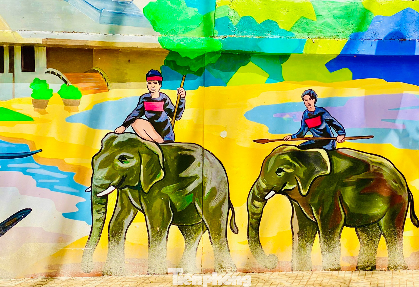 Bức bích hoạ chú voi gắn liền cuộc sống với người đồng bào Ê đê. Bức bích hoạ chú voi gắn liền cuộc sống với người đồng bào Ê đê.