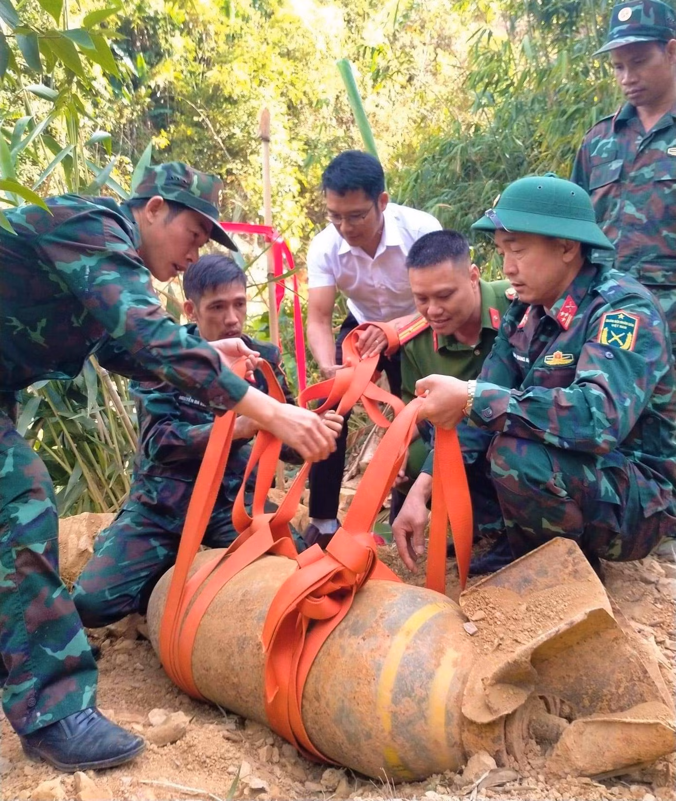 Lực lượng chức năng di dời quả bom Lực lượng chức năng di dời quả bom