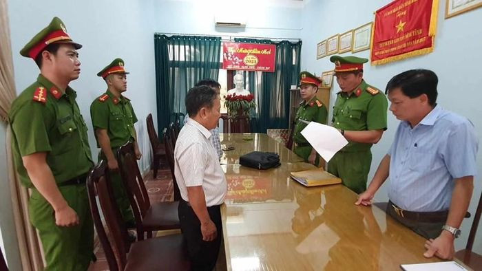 Công an đọc lệnh bắt giam một số cán bộ tại Trung tâm Khuyến nông ở Đắk Lắk