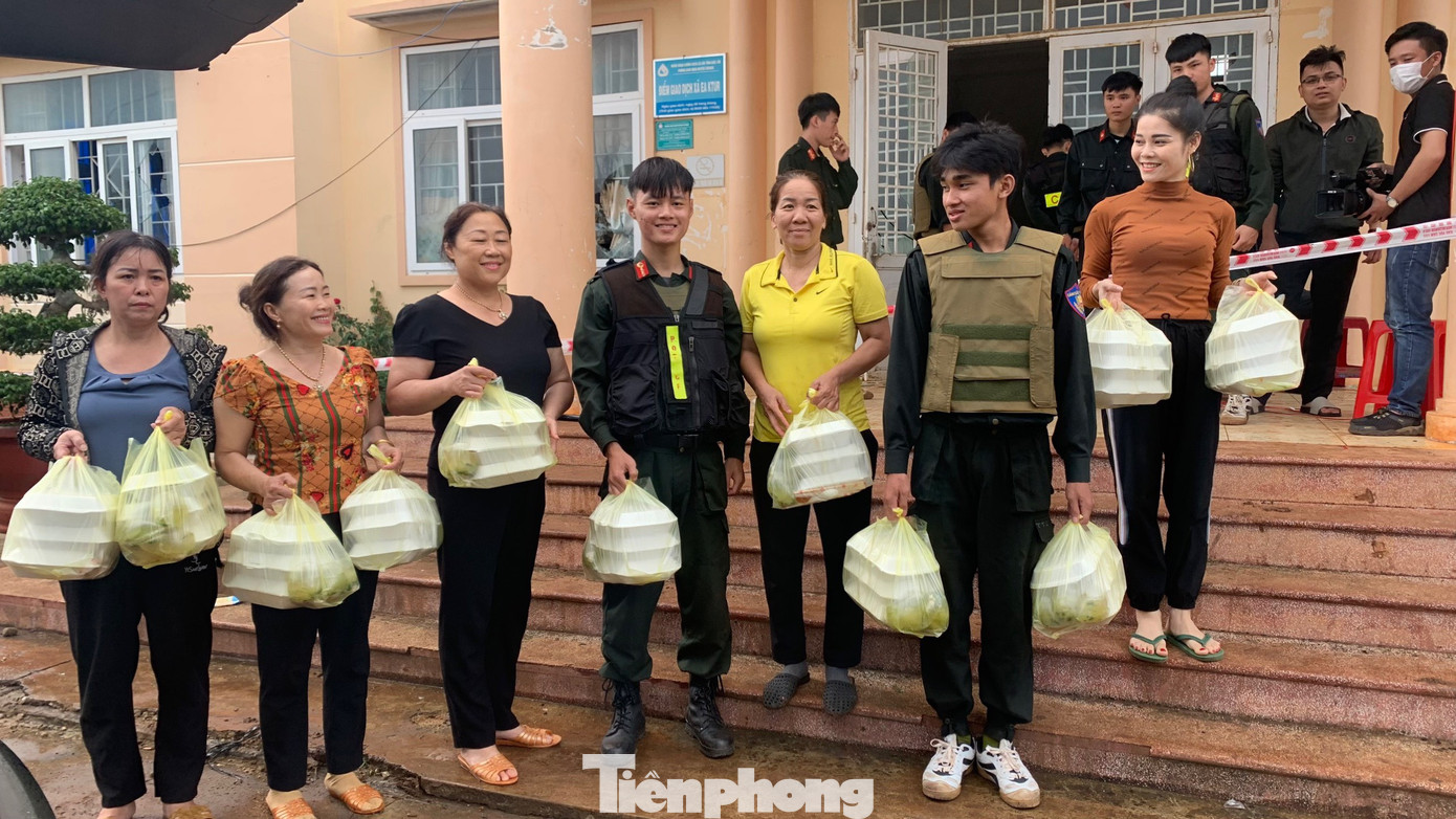 Người dân huyện Cư Kuin nấu cơm, tiếp sức cho lực lượng Công an làm nhiệm vụ Người dân huyện Cư Kuin nấu cơm, tiếp sức cho lực lượng Công an làm nhiệm vụ