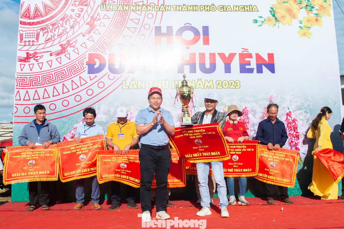 Ban tổ chức trao cúp và cờ lưu niệm cho đội giành giải Nhất