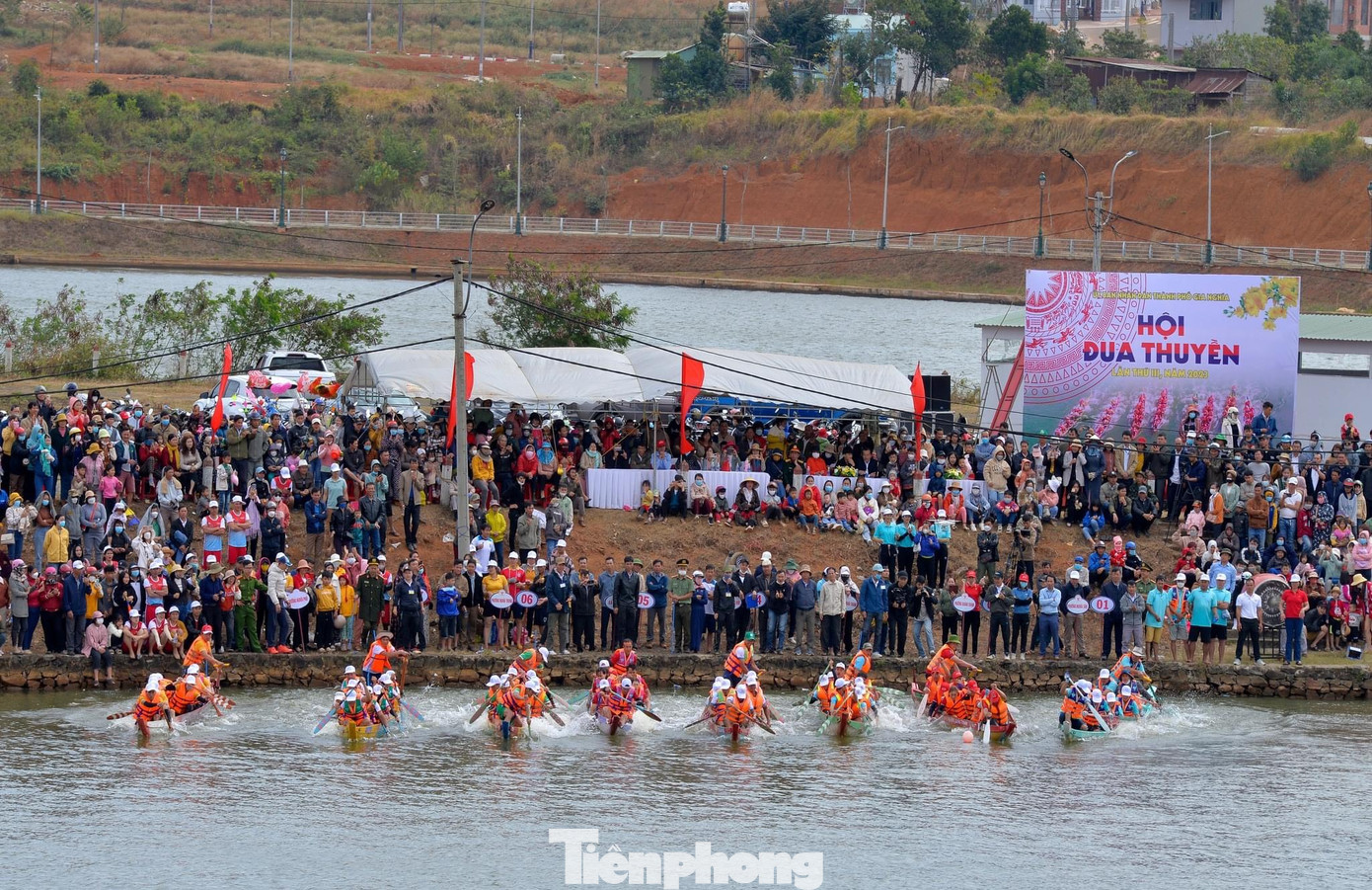 Tham dự hội đua thuyền có 8 đội đua của 8 xã, phường trên địa bàn TP. Gia Nghĩa, với gần 200 vận động viên (VĐV) nam, nữ. Trong ảnh là sau tiếng hiệu, các đội đua nhanh chóng chèo để vượt mặt đối thủ.