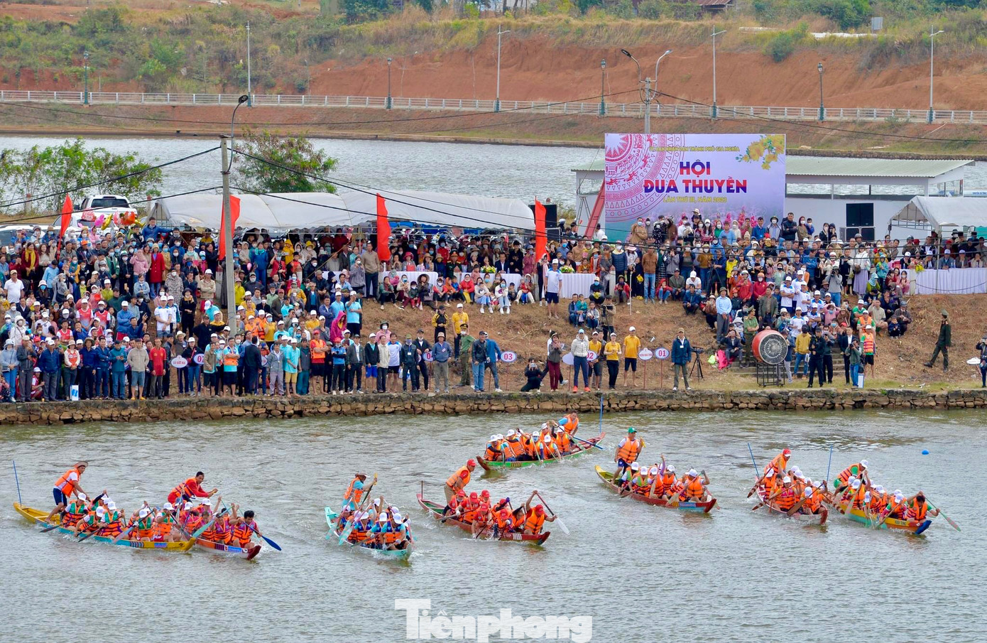 Hội đua thuyền năm nay có 3 nội dung gồm: Nam, nữ và nam - nữ phối hợp với tổng cộng 6 lượt đua, mỗi lượt đua có cự ly 750 m.