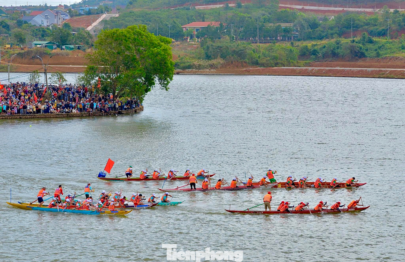 Theo đó, nội dung nữ mỗi thuyền có 7 vận động viên nữ, 2 vận động viên nam. Đua nam nữ phối hợp gồm 5 nam, 4 nữ. Ở mỗi lượt đua, các thuyền đua 2 vòng với tổng cự ly 1.500 m. Riêng lượt cuối cùng (lượt thứ 6), mỗi thuyền đua 3 vòng với tổng cự li 2.250 m.