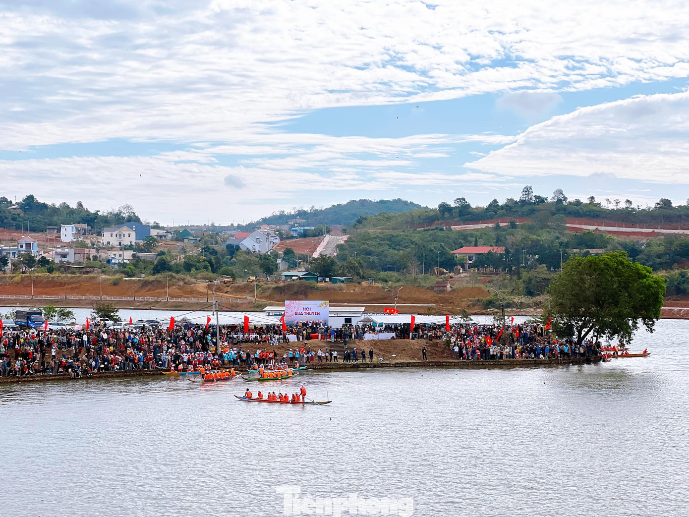 Hội đua thu hút hàng nghìn người dân và khách du lịch đến xem, cổ vũ.