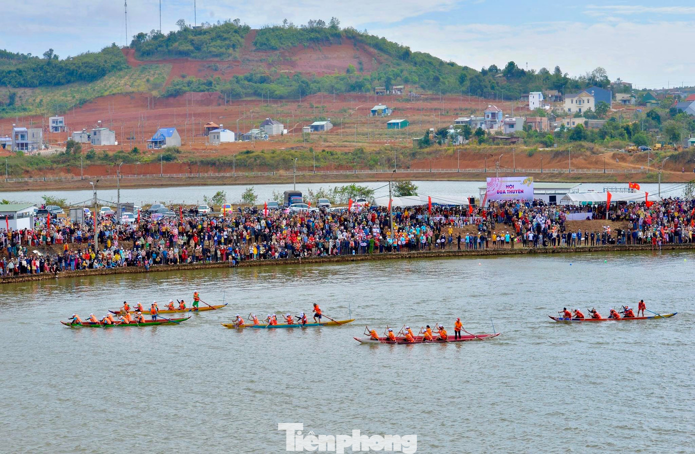 Trong buổi sáng, các đội đua đã hoàn thành 3 giải đua. Trong ảnh là lượt đua cuối cùng của buổi sáng.
