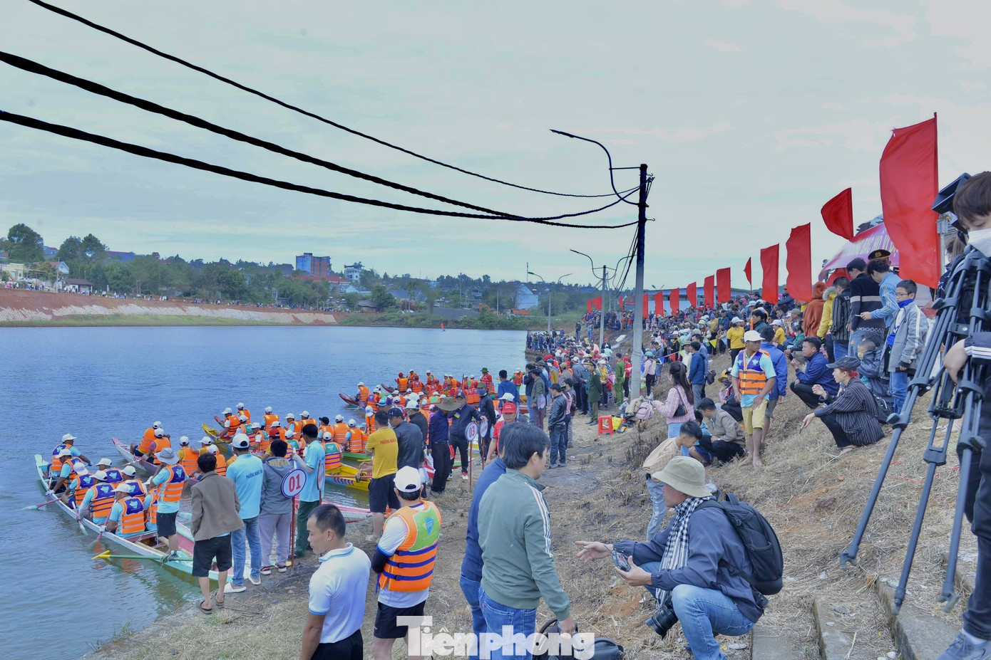 Sau phần khai mạc giải đua, các đội thuyền lần lượt bốc thăm số thứ tự, chèo thuyền đến vạch xuất phát.