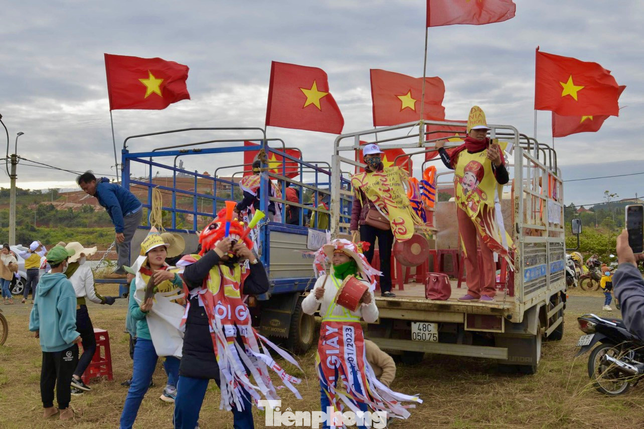 Người dân mang theo trống, kèn cổ vũ.