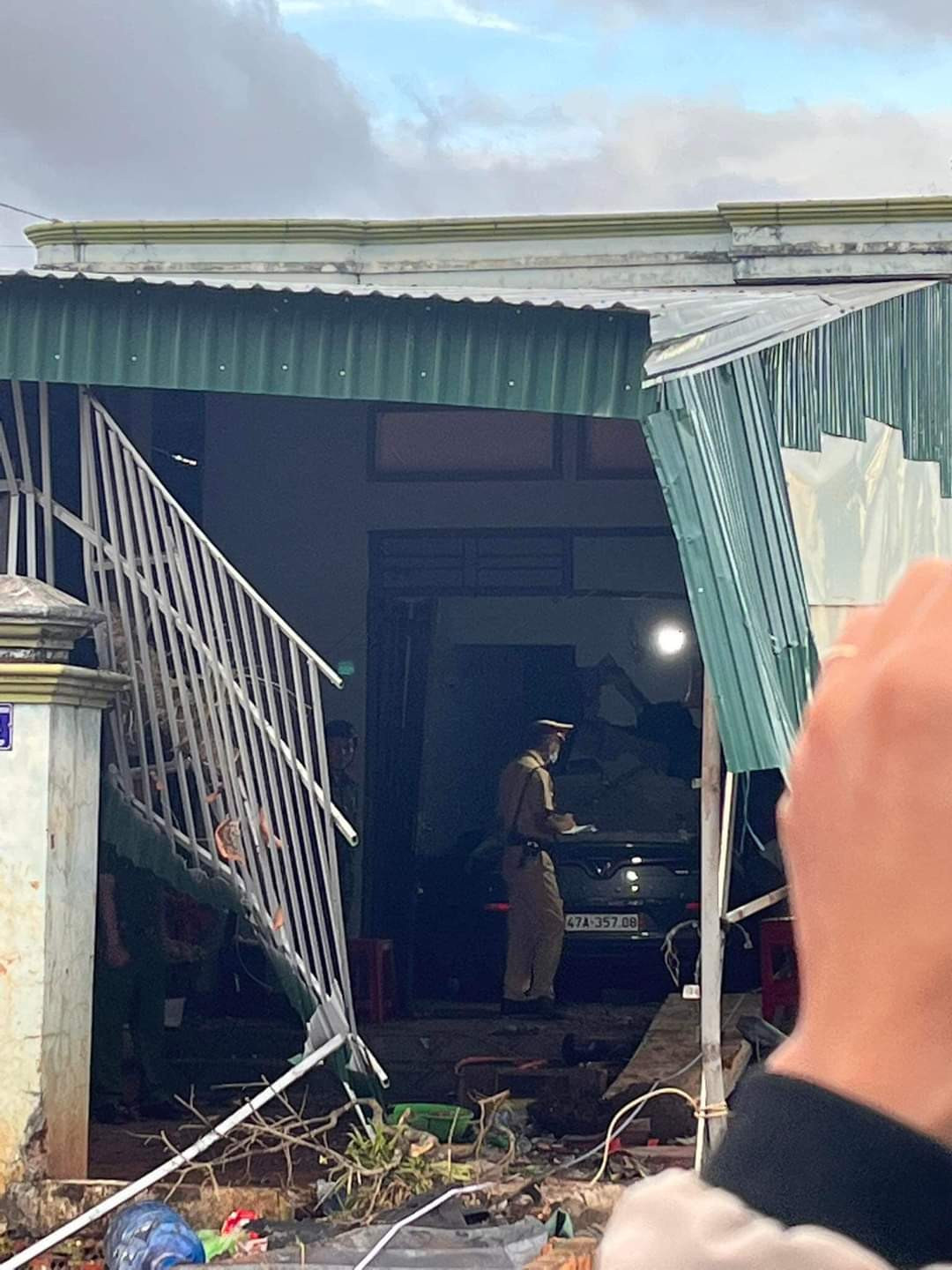 Lực lượng chức năng khám nghiệm hiện trường vụ tai nạn Lực lượng chức năng khám nghiệm hiện trường vụ tai nạn