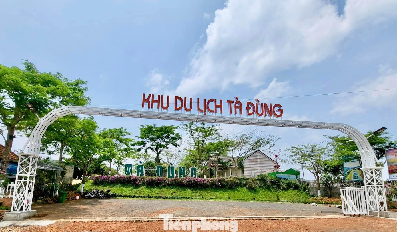 Bên cạnh Nhà chú Đông, tháng 6/2020, UBND huyện Đắk Glong xử phạt Cty TNHH MTV Du lịch Tà Đùng với số tiền 15 triệu đồng về hành vi xây dựng công trình khi chưa chuyển đổi mục đích sử dụng đất.