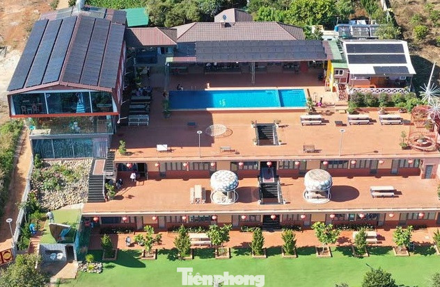 Tại xã Đắk Som (huyện Đắk G'long, Đắk Nông), có công trình của Cty TNHH Tà Đùng Topview (tên thường gọi Nhà chú Đông) xây dựng từ năm 2015 . Theo UBND xã Đắk Som, chính quyền địa phương nhiều lần xử phạt ông Nguyễn Văn Đông (chủ cơ sở) vì có hành vi xây dựng trên đất nông nghiệp, sử dụng đất không đúng mục đích, tự ý xây dựng công trình kinh doanh.