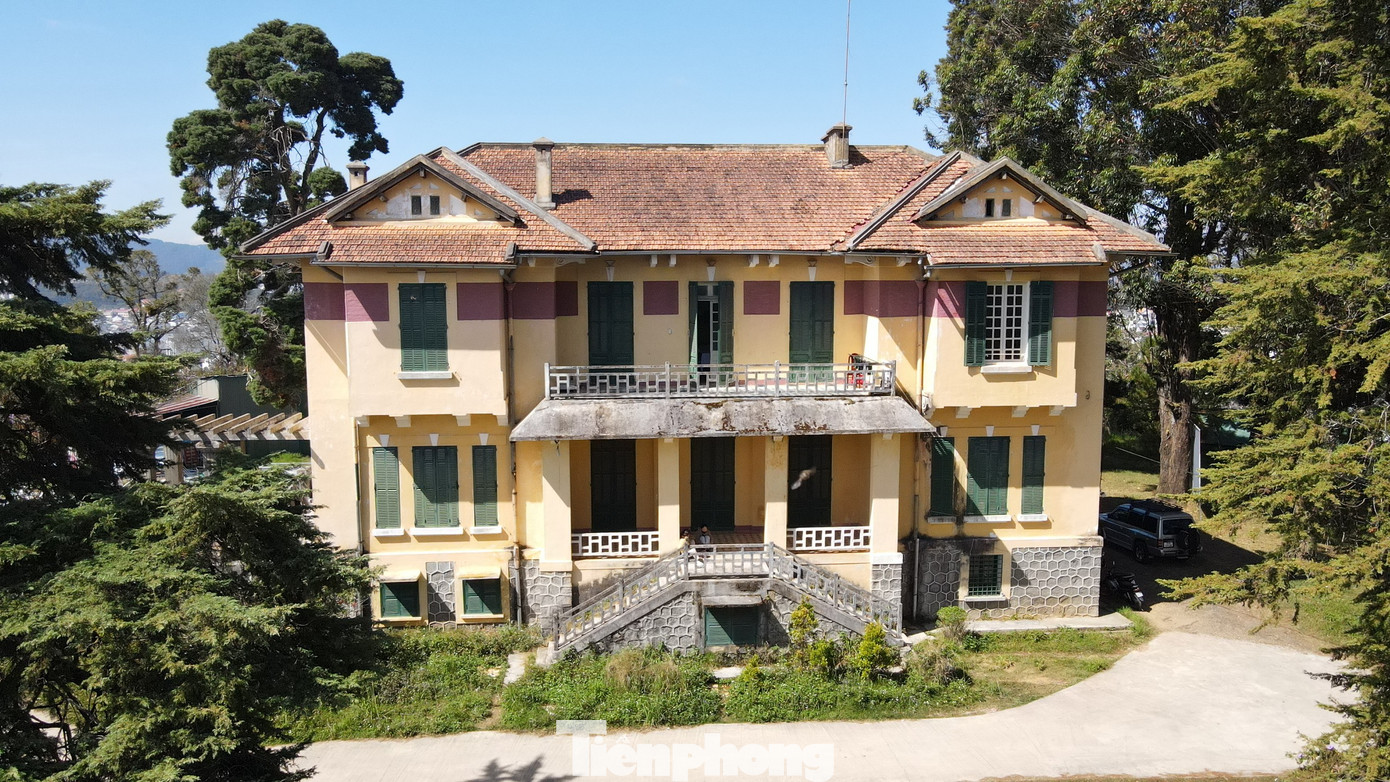 Khoảng năm 1910, người Pháp xây dựng Dinh tỉnh trưởng với lối kiến trúc 2 tầng. Đây là nơi sinh sống và làm việc của thị trưởng Đà Lạt kiêm tỉnh trưởng Tuyên Đức trước đây.