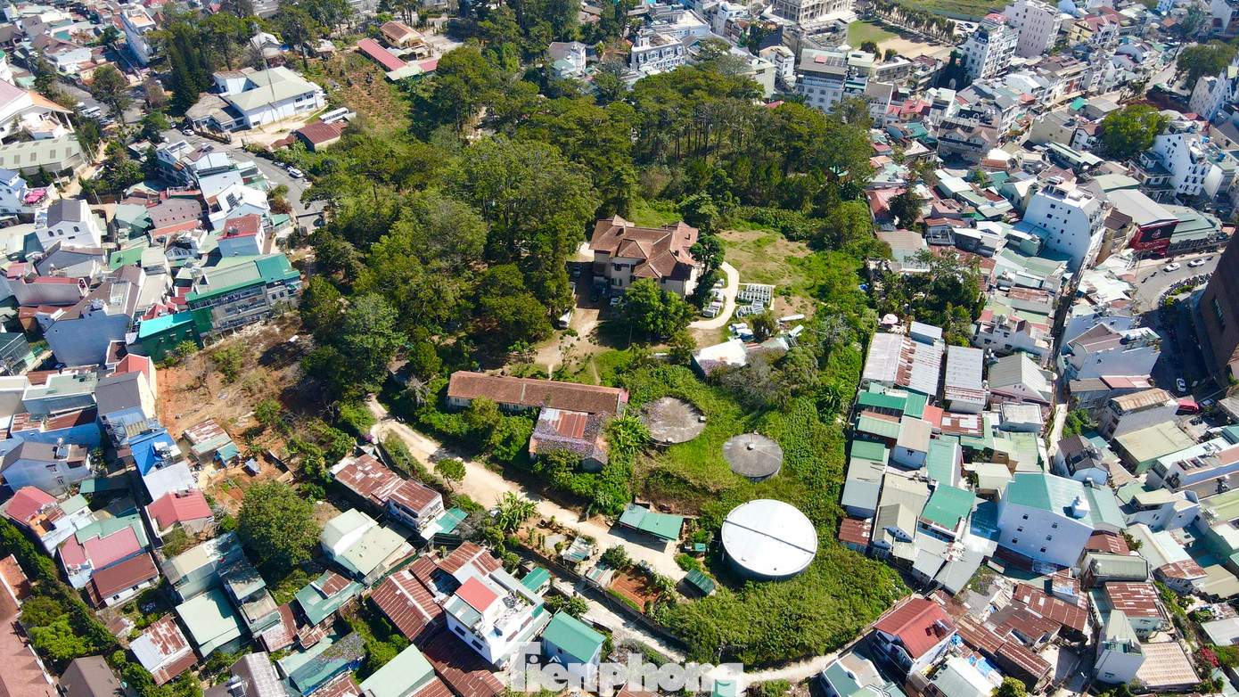 Dinh tỉnh trưởng nằm trên ngọn đồi rộng hơn 4 ha ở phường 1, TP Đà Lạt.