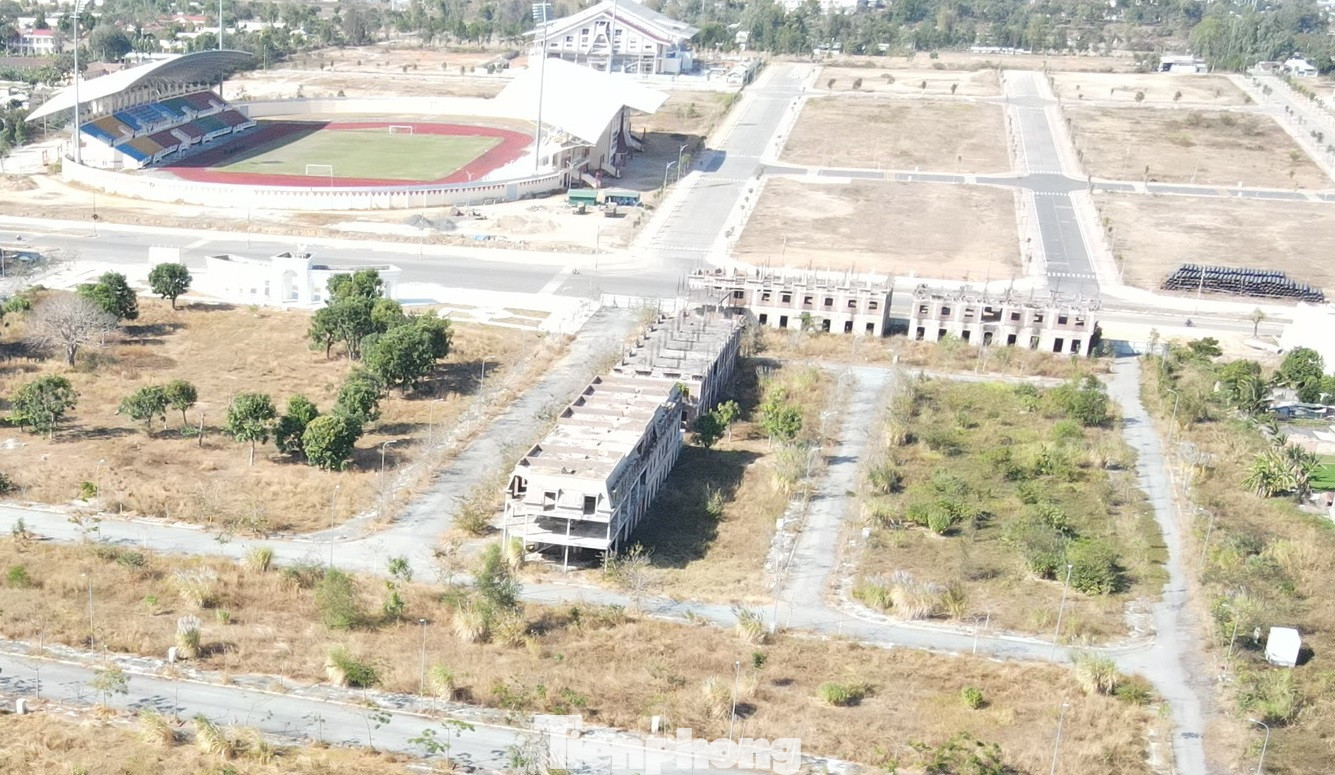 Tại thời điểm thanh tra, tập đoàn FLC không thực hiện nghĩa vụ tài chính. Đến ngày 16/9/2020, tập đoàn FLC mới nộp tổng số tiền trúng đấu giá 204 tỷ đồng và tiền phạt chậm nộp gần 21 tỷ. Ngoài ra, dự án chưa hoàn thành, Văn phòng đăng ký đất đai tỉnh Kon Tum tham mưu cấp giấy chứng nhận quyền sử dụng đất, quyền sở hữu nhà ở và tài sản khác gắn liền với đất; tự ý tách thửa diện tích đất hơn 71.600m2 thành 474 thửa và cấp riêng giấy chứng nhận quyền sử dụng đất, quyền sở hữu nhà ở và tài sản khác gắn liền với đất cho tập đoàn FLC với thời hạn lâu dài là không đúng quy định Luật Đất đai.