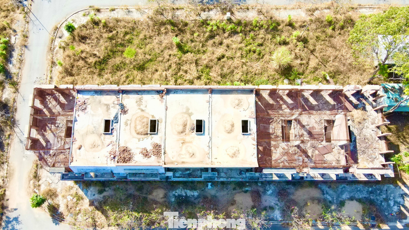 Dãy Shophouse mới xây xong phần thô đầy rêu mốc, sắt bị hoen gỉ.