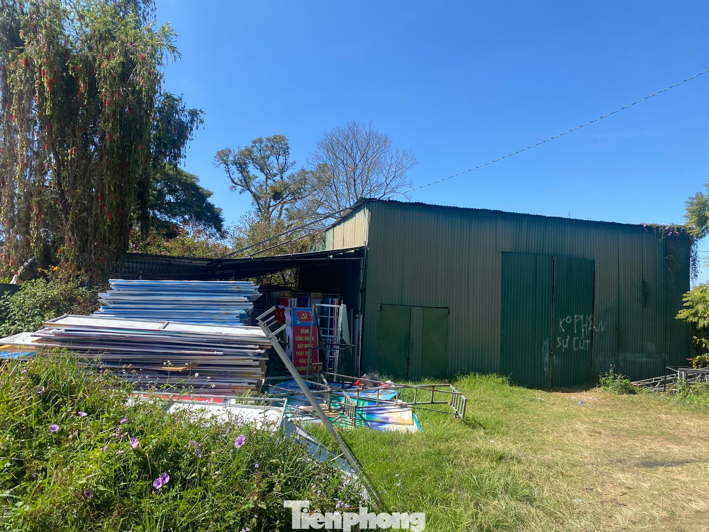 Nhà tiền chế được dựng trong khuôn viên Dinh tỉnh trưởng với dòng chữ phản cảm.