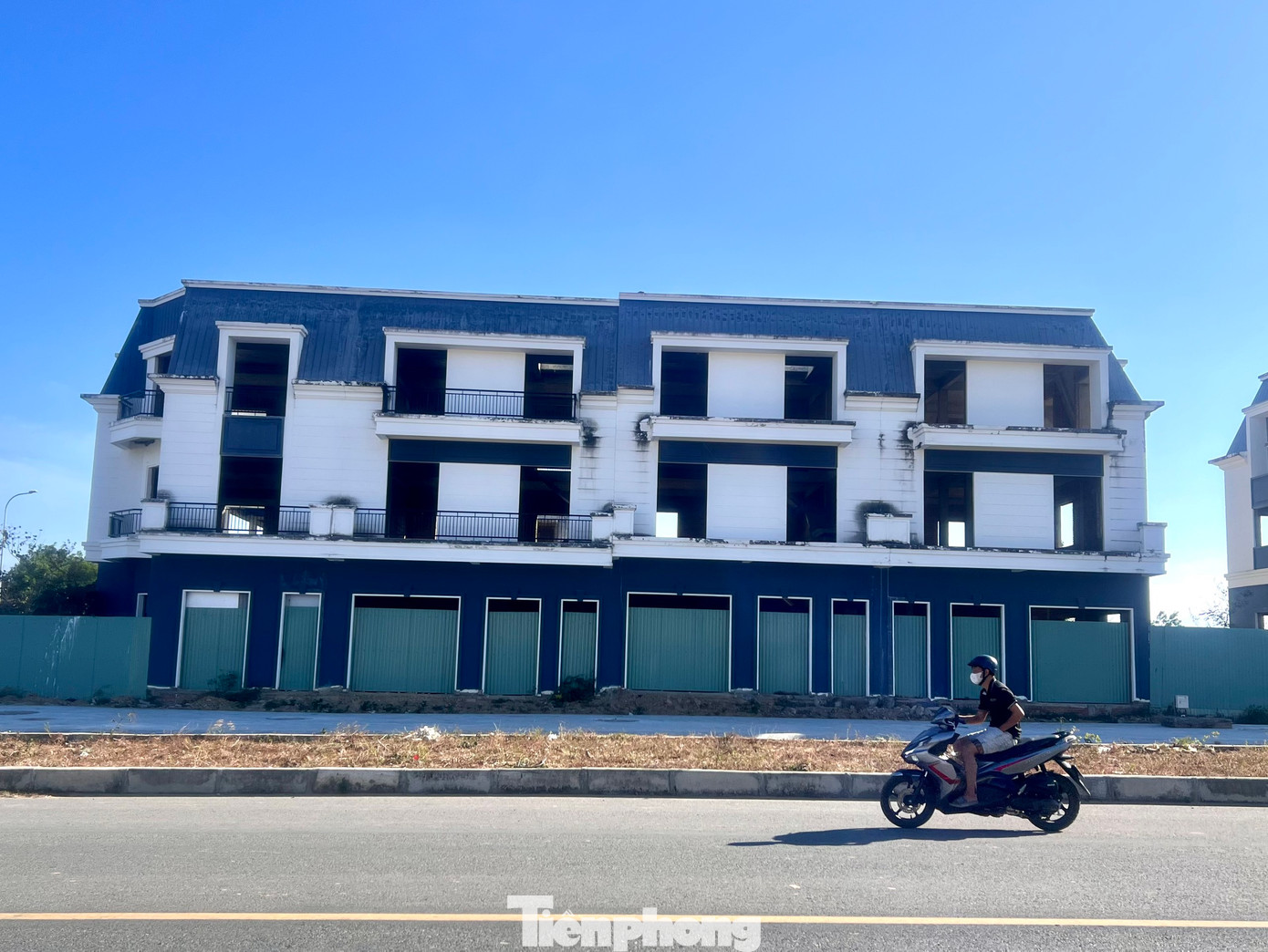 Một số căn Shophouse phía ngoài, đối diện sân vận động Kon Tum được quét sơn. Tuy nhiên, rêu, mốc bám đầy các bờ tường.