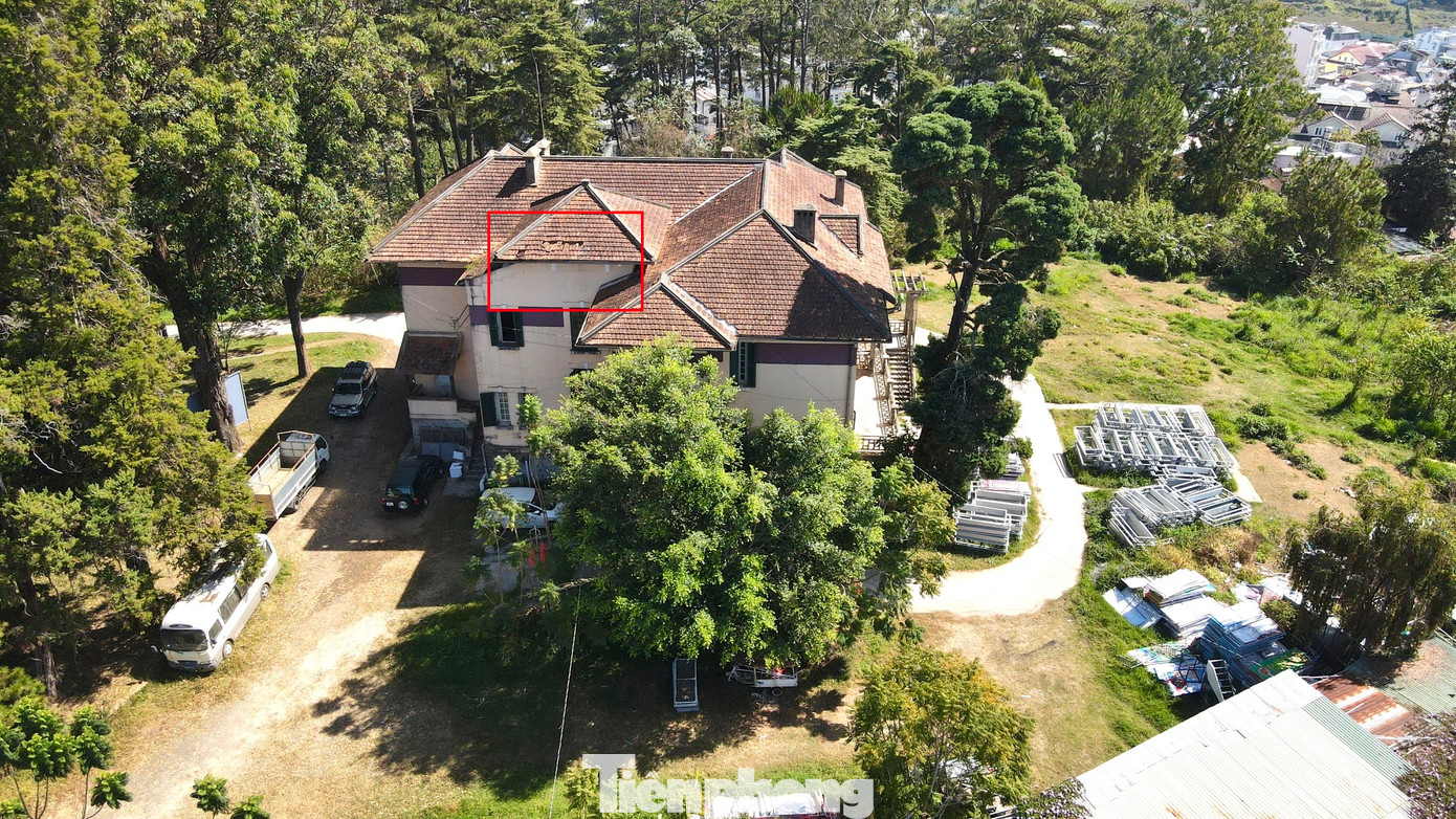 Mái nhà Dinh tỉnh trưởng xuống cấp, hư hỏng.