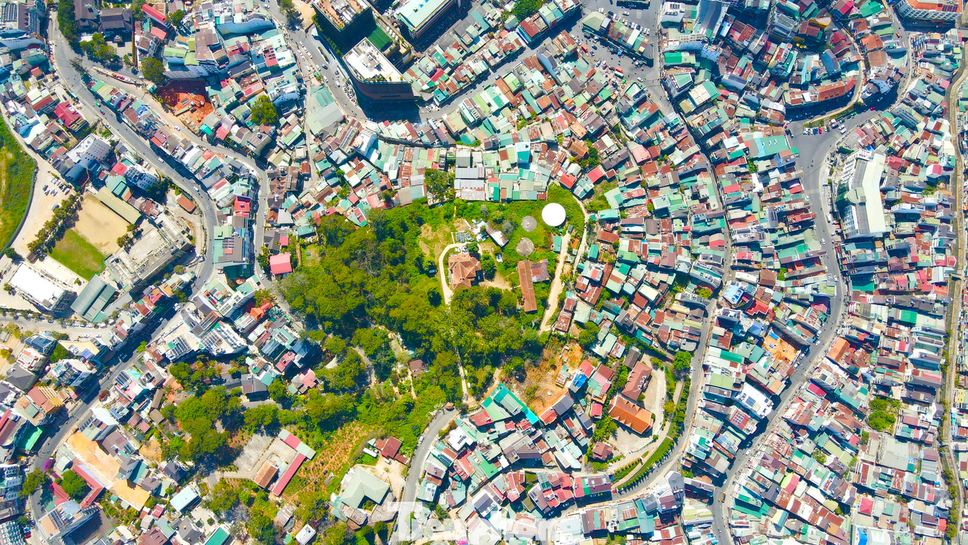 Dinh Tỉnh trưởng xây dựng hơn 100 năm gắn liền sự phát triển TP Đà Lạt nên việc bảo tồn không gian vốn có của nó cần phải quan tâm đặc biệt. Tuy nhiên, ông Trần Văn Hiệp, Chủ tịch UBND tỉnh Lâm Đồng, đã ký quyết định số 53/2023/QĐ-UBND ban hành quy định quản lý, sử dụng quỹ biệt thự thuộc sở hữu nhà nước trên địa bàn TP Đà Lạt. Đáng chú ý, Dinh tỉnh trưởng được đưa ra khỏi nhóm bảo tồn nghiêm ngặt.