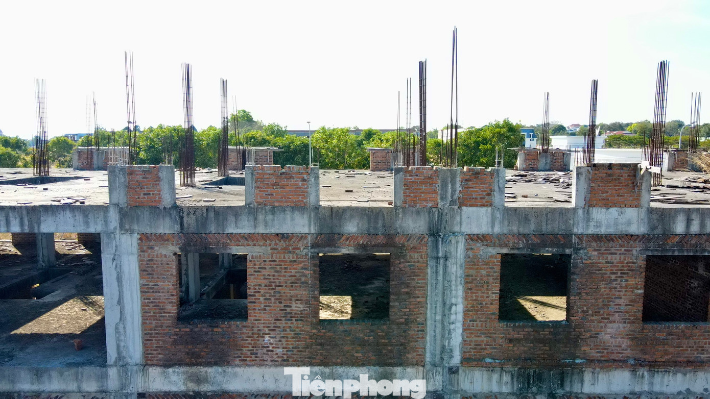 Dãy Shophouse mới xây xong phần thô đầy rêu mốc, sắt bị hoen gỉ.