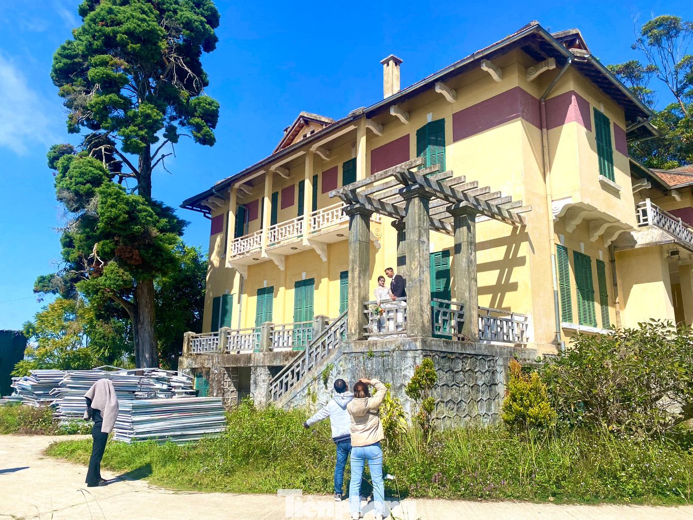 Hằng ngày, nhiều người dân TP Đà Lạt, du khách đến Dinh tỉnh trưởng để tham quan, chụp ảnh.