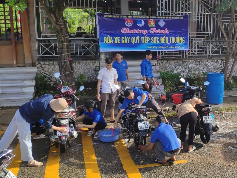 Ngày 28/8, anh Trần Đồng - Bí thư Huyện Đoàn Kon Rẫy cho hay, các đoàn viên thanh niên (ĐVTN) vừa tổ chức thành công chương trình “Rửa xe gây quỹ, tiếp sức đến trường”, tổng số tiền thu được hơn 17 triệu đồng.