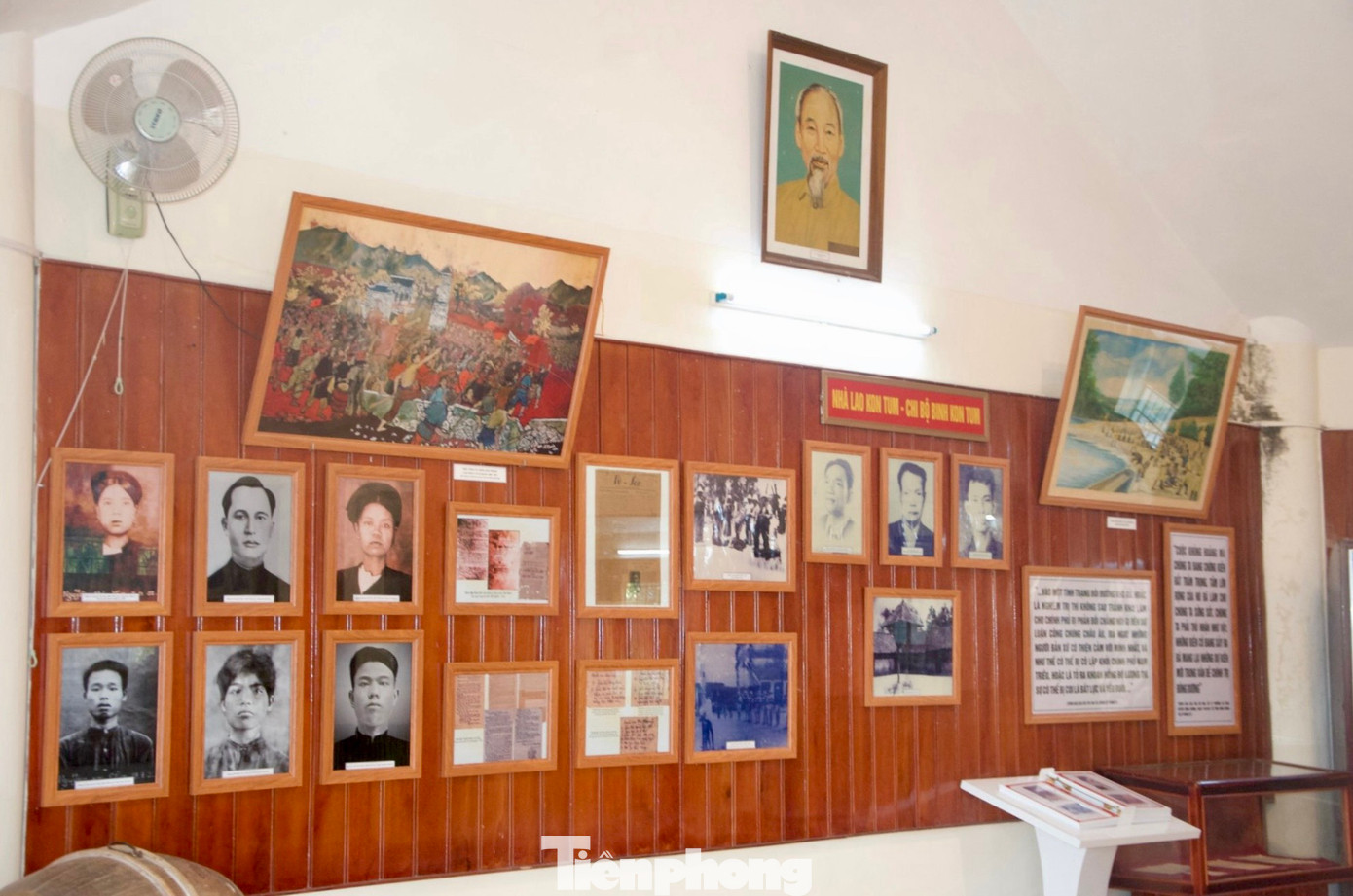 Tại Ngục Kon Tum đã từng nổ ra nhiều cuộc biểu tình của các chiến sĩ cách mạng. Điển hình là cuộc đấu tranh Lưu Huyết ngày 12/12/1931 và cuộc đấu tranh Tuyệt Thực diễn ra từ ngày 12-16/12/1931 để phản đối việc bắt tù nhân đi làm đường 14 trong điều kiện vô cùng cực khổ.