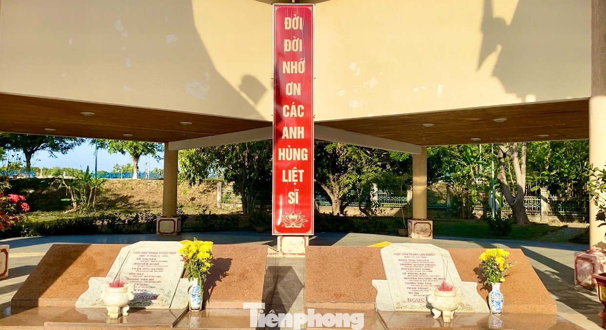 Hai ngôi mộ lớn trong khuôn viên Ngục Kon Tum để tưởng nhớ các liệt sĩ là tù chính trị đã hy sinh trong Cuộc đấu tranh Lưu Huyết và Cuộc đấu tranh Tuyệt Thực.