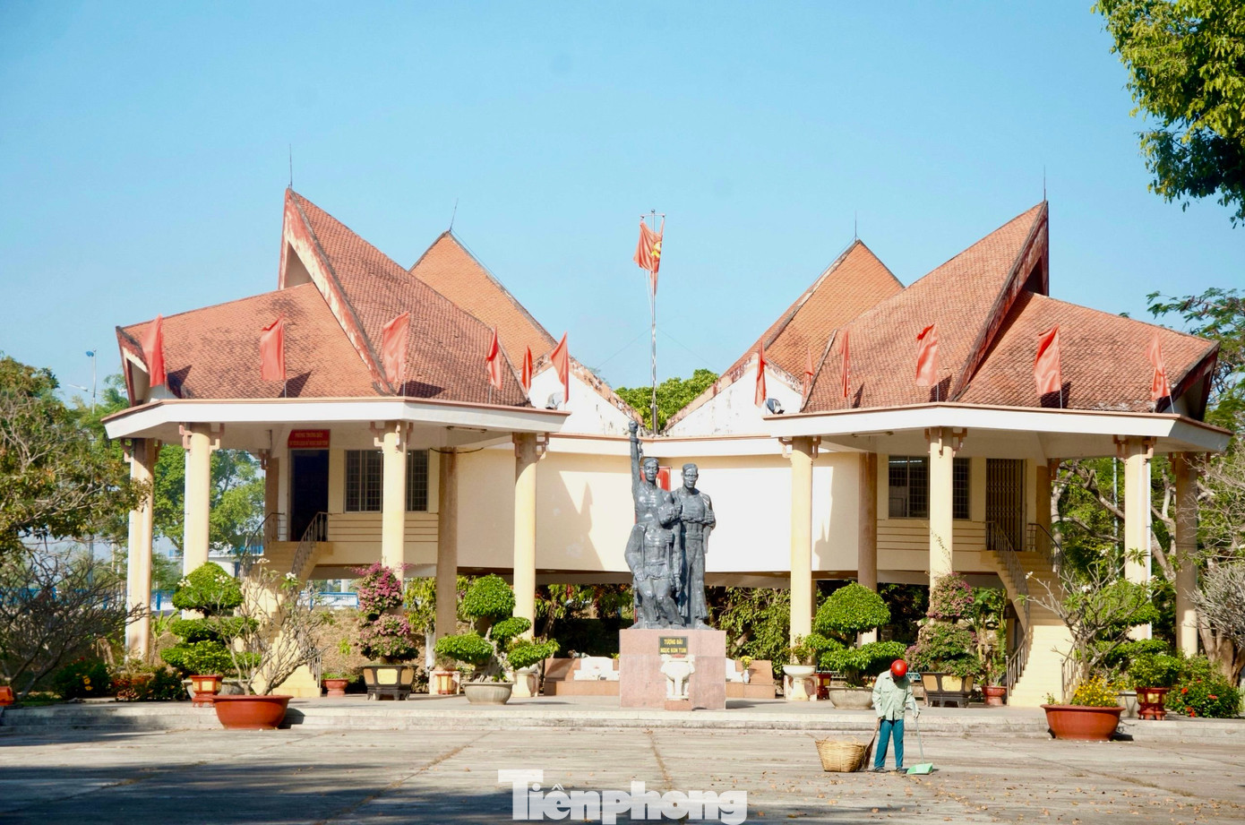 Ngục Kon Tum được Pháp xây dựng làm nơi giam giữ chiến sĩ cách mạng, cũng là nơi cung cấp nhân công khai phá miền cao nguyên, mở đường 14.