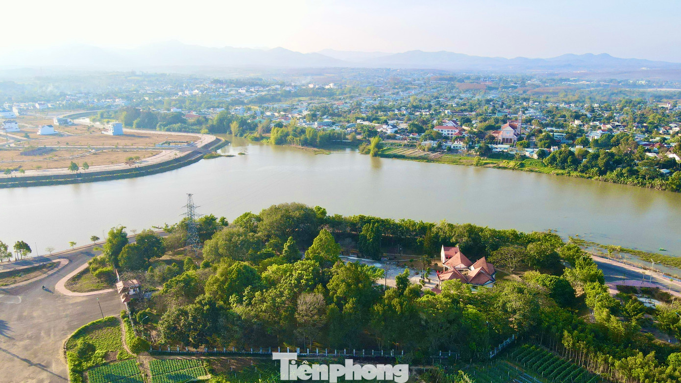 Ngục Kon Tum do thực dân Pháp xây dựng từ năm 1905 đến năm 1917 mới hoàn thành, nằm ở phía bắc sông Đăk Bla, phường Quyết Thắng, TP Kon Tum, Kon Tum.