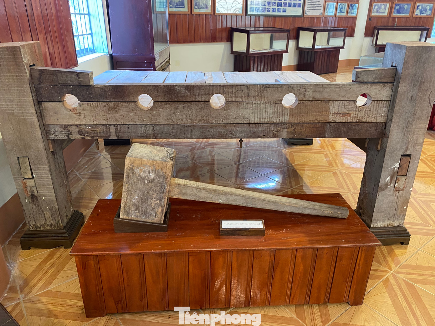 Búa gỗ đóng chốt cùm chân các chiến sĩ cách mạng.