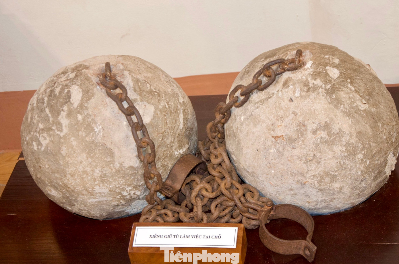 Thực dân Pháp đúc cùm chân bằng bê tông.
