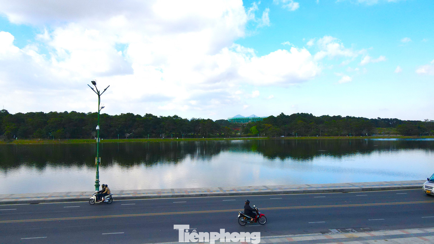 Hướng nhìn từ quảng trường Lâm Viên (ven hồ Xuân Hương), tòa nhà đồ sộ này che chắn phần lớn 2 đỉnh núi Lang Biang, biểu tượng của TP Đà Lạt.