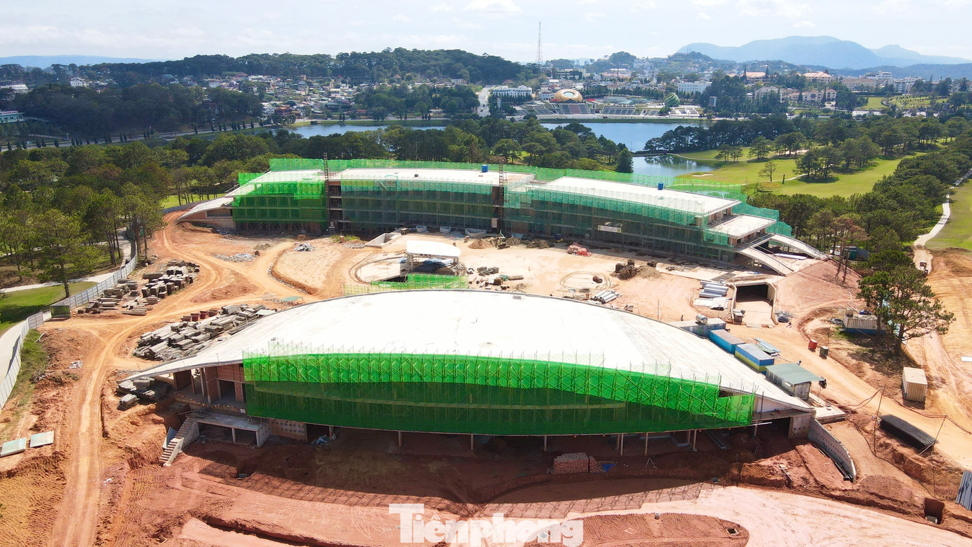 Ngày 10/1, Công ty Cổ phần Hoàng Gia ĐL dừng xây dựng tòa nhà câu lạc bộ (CLB) golf. Trước đó, từ tháng 4/2023, UBND TP Đà Lạt và phường 1 đã lập biên bản, yêu cầu chủ đầu tư dừng thi công.