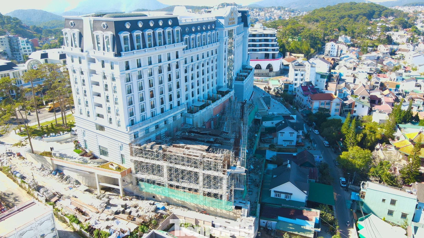 Cụ thể, theo giấy phép xây dựng cấp cho dự án khách sạn này, tầng hầm 2 chỉ được xây dựng diện tích sàn 5.806m2 nhưng thực tế thi công đến 7.092m2. Tầng hầm 1 được cấp phép diện tích sàn 5.777m2 nhưng xây dựng thực tế 7.092m2. Tầng 1 được cấp phép diện tích sàn 3.612m2 nhưng xây dựng thực tế 4.567m2. Cụ thể, theo giấy phép xây dựng cấp cho dự án khách sạn này, tầng hầm 2 chỉ được xây dựng diện tích sàn 5.806m2 nhưng thực tế thi công đến 7.092m2. Tầng hầm 1 được cấp phép diện tích sàn 5.777m2 nhưng xây dựng thực tế 7.092m2. Tầng 1 được cấp phép diện tích sàn 3.612m2 nhưng xây dựng thực tế 4.567m2.