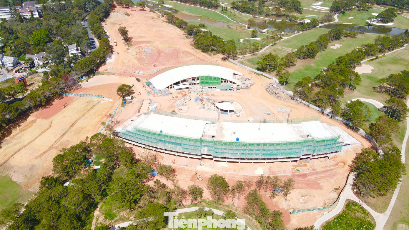 Cơ quan chức năng xác định, trên Đồi Cù Đà Lạt, tại khu vực lỗ golf số 8 có 2 khối công trình lớn được xây dựng. Trong đó, khối công trình được thiết kế mái vòm với diện tích 6.120 m2 đã được cấp phép; tuy nhiên, chủ đầu tư đã cho xây vượt diện tích hơn 3.000 m2, khối tích công trình cũng lớn hơn.