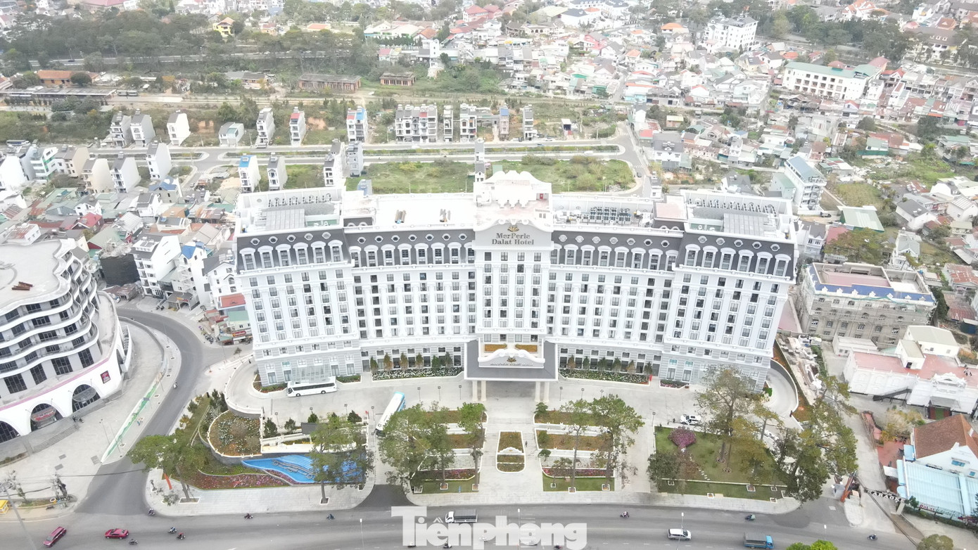 Theo nguồn tin của Tiền Phong, do xây dựng vượt phép 4.450m2, Cty Cổ phần Khải Vy - chủ đầu tư Merperle Dalat Hotel (số 1 Hùng Vương, phường 10, TP Đà Lạt, Lâm Đồng) đang phải xin ý kiến, chờ phê duyệt hồ sơ điều chỉnh thiết kế từ Bộ Xây dựng. Theo nguồn tin của Tiền Phong, do xây dựng vượt phép 4.450m2, Cty Cổ phần Khải Vy - chủ đầu tư Merperle Dalat Hotel (số 1 Hùng Vương, phường 10, TP Đà Lạt, Lâm Đồng) đang phải xin ý kiến, chờ phê duyệt hồ sơ điều chỉnh thiết kế từ Bộ Xây dựng.