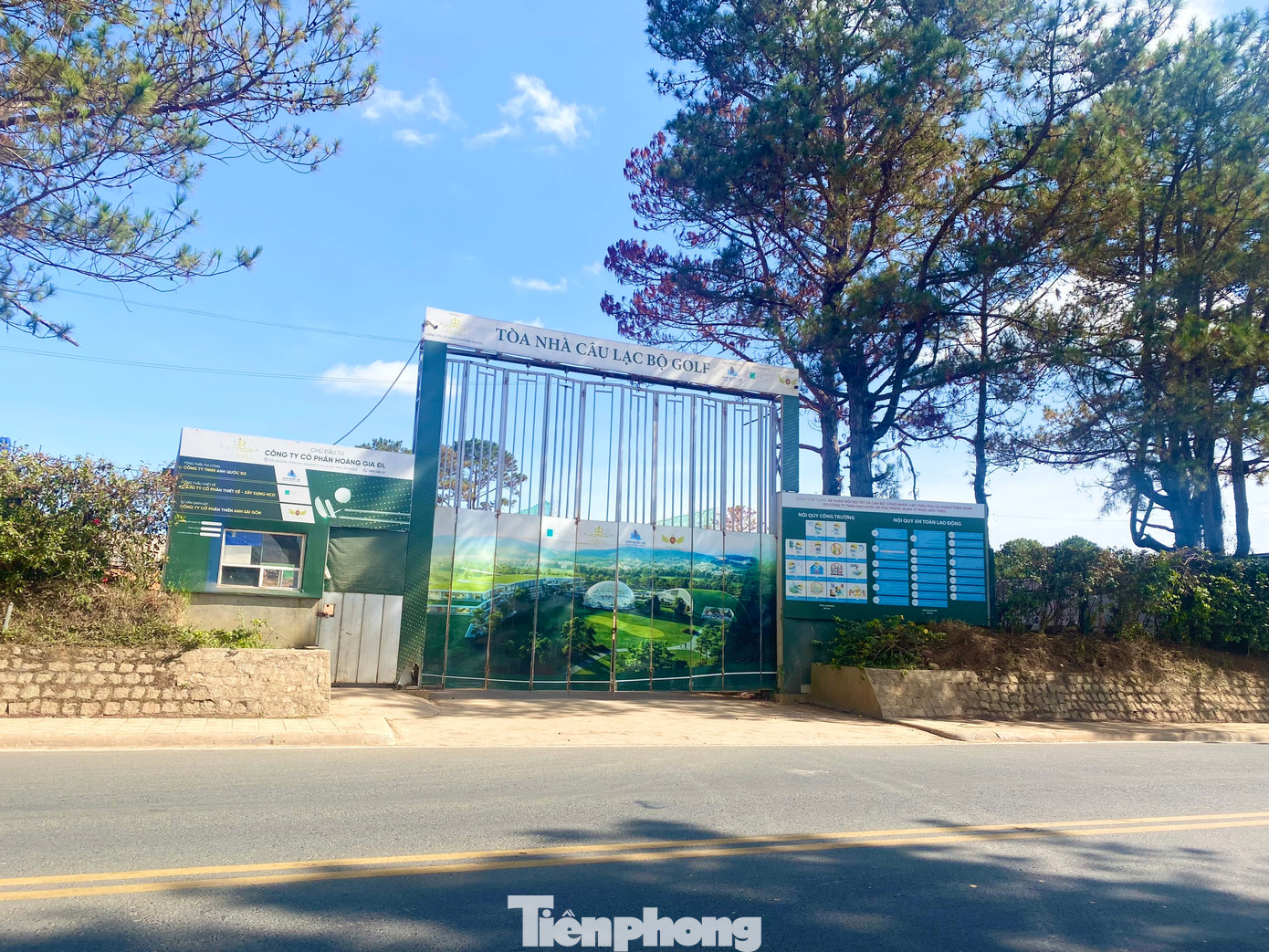 Cổng ra vào dự án tòa nhà câu lạc bộ golf đường Đinh Tiên Hoàng khóa kín.