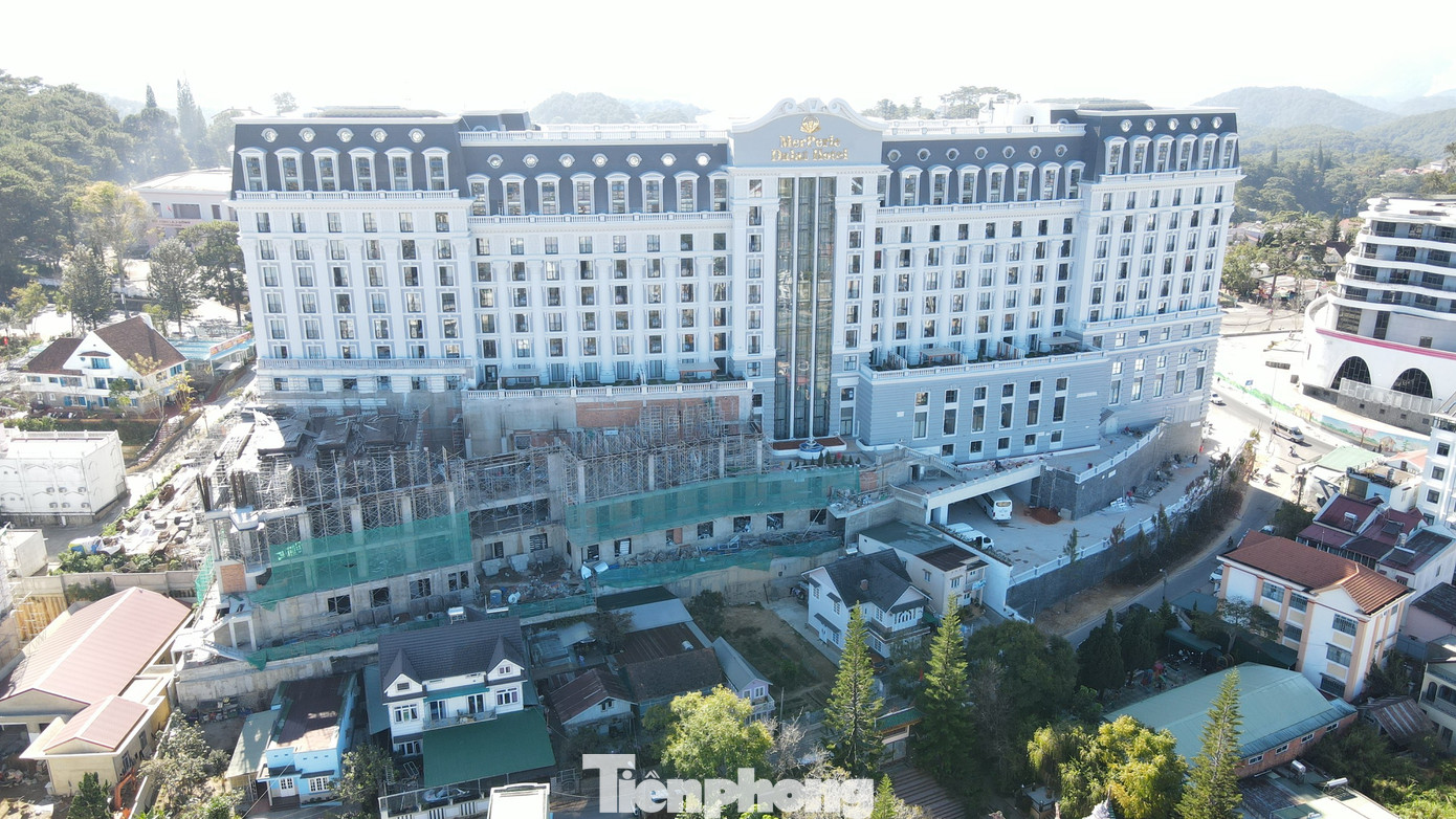 Trước đó, ngày 13/10, UBND TP Đà Lạt đã đề nghị Cty CP Tập đoàn Khải Vy ngưng thi công công trình để xử lý những vi phạm về xây dựng vượt phép tại đây. Khách sạn này bị xử phạt 110 triệu đồng vì xây dựng vượt phép. Trước đó, ngày 13/10, UBND TP Đà Lạt đã đề nghị Cty CP Tập đoàn Khải Vy ngưng thi công công trình để xử lý những vi phạm về xây dựng vượt phép tại đây. Khách sạn này bị xử phạt 110 triệu đồng vì xây dựng vượt phép.