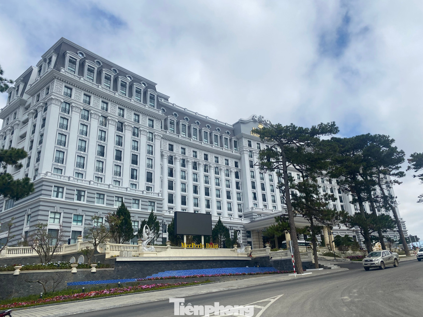 Nếu không được cơ quan chức năng phê duyệt điều chỉnh thiết kế, chủ đầu tư khách sạn 5 sao Merperle Dalat Hotel buộc phải tháo dỡ diện tích sai phép theo quy định. Nếu không được cơ quan chức năng phê duyệt điều chỉnh thiết kế, chủ đầu tư khách sạn 5 sao Merperle Dalat Hotel buộc phải tháo dỡ diện tích sai phép theo quy định.