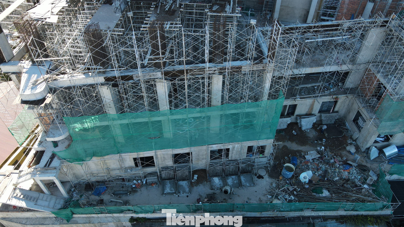 Một công trình phía sau khách sạn đang tạm dừng thi công Một công trình phía sau khách sạn đang tạm dừng thi công